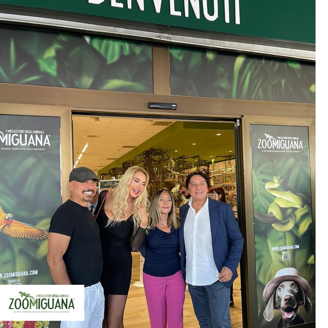 Valeria Marini amo tutti gli animali mi piacciano tutti. Madrina della bellezza in passerella degli amici a quattro zampe presso Zoomiguana a Marcianise (Ce)