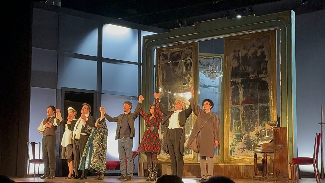 Clamorosi applausi per la prima di Magnifica Presenza di Ozpetek al Teatro Diana. La Recensione